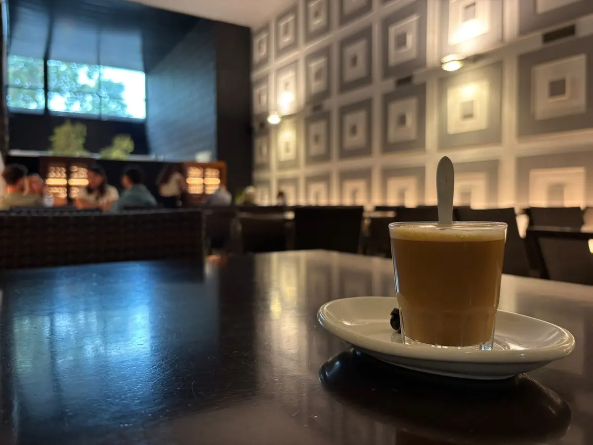 Café en una mesa de Winter Garden
