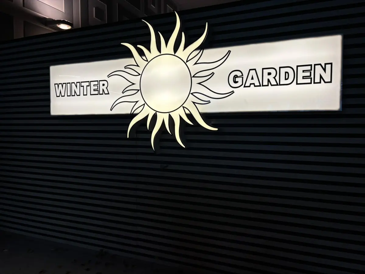 Cartel luminoso del sol de Winter Garden de noche