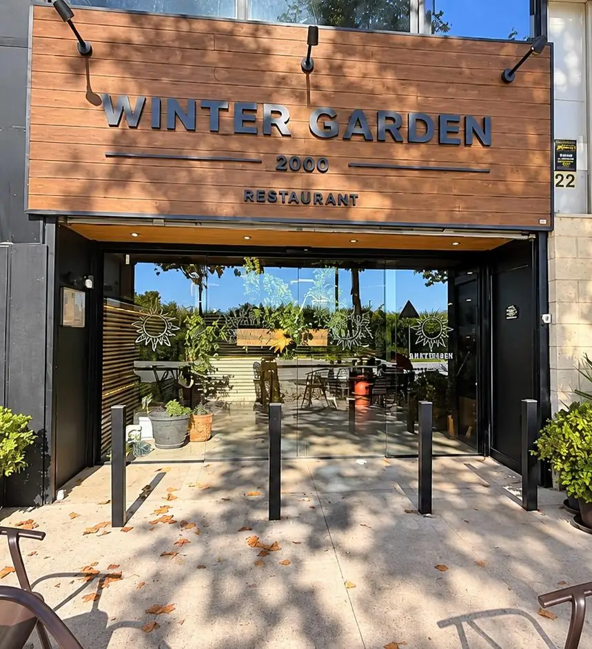 Fachada de Winter Garden, con el rótulo iluminado, en el Tecnoparc de Reus